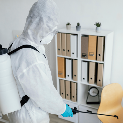 persona-equipaggiamento-protettivo-che-disinfetta